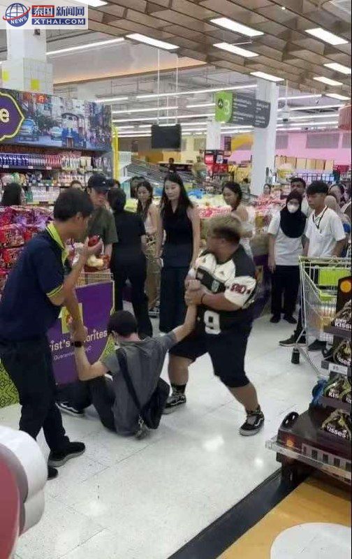 【突发！】曼谷超市爆出抢劫案，泰国路人化身“正义侠客”擒贼，两中国游客惊险避险！