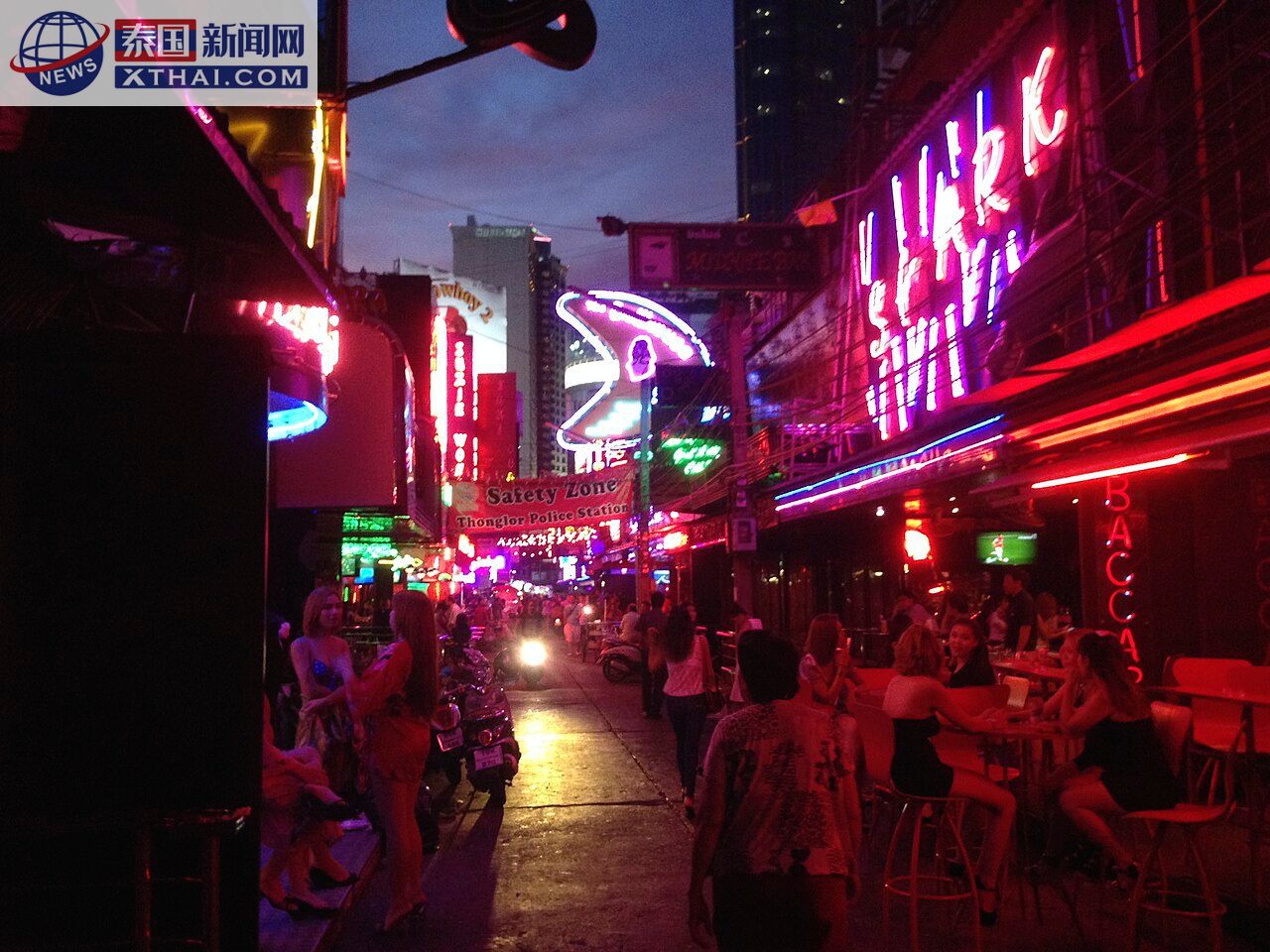曼谷夜店霓虹灯氛围