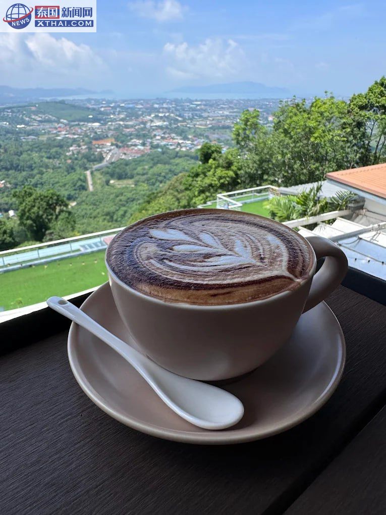 View Cafe at Phuket的日落海景与露台